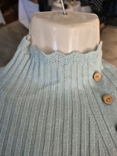 Suéter de punto azul claro con botones decorativos - miniatura 4
