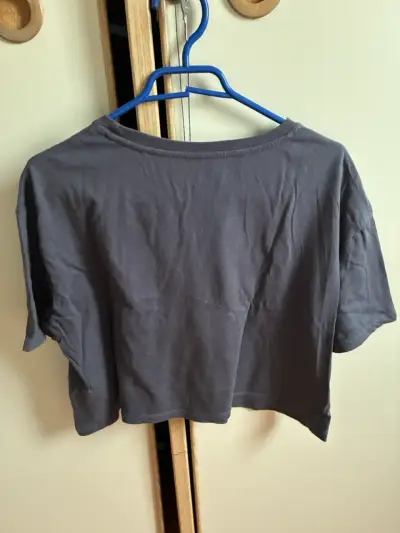 Polera gris con diseño gráfico Snoopy - miniatura 2