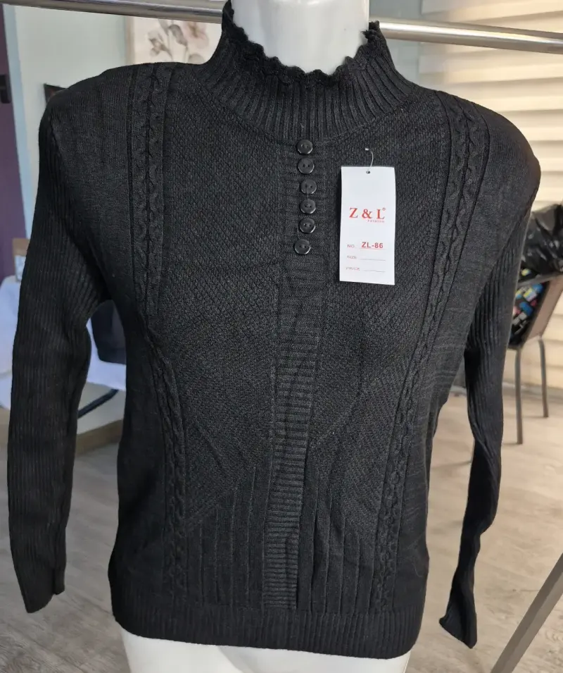 Suéter de mujer negro con botones decorativos