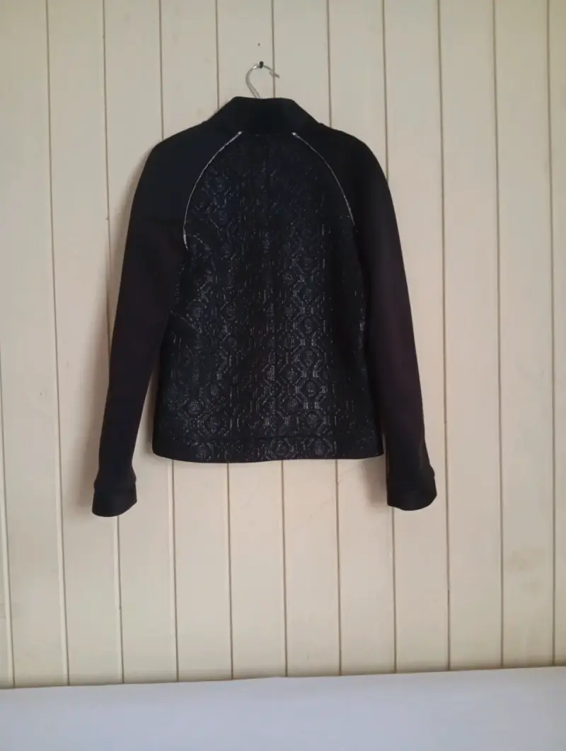 Chaqueta negra con textura marca iO - 2