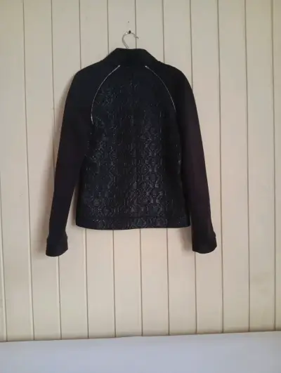 Chaqueta negra con textura marca iO - miniatura 2
