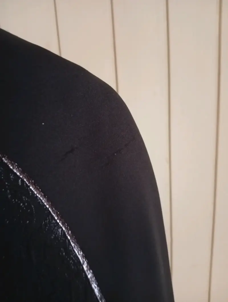 Chaqueta negra con textura marca iO - 3