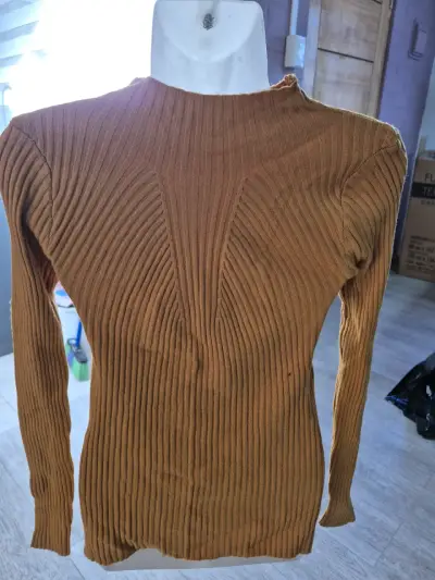 Suéter de punto acanalado color mostaza para mujer - miniatura 3