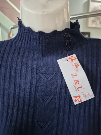 Suéter de punto azul marino con cuello alto - miniatura 2