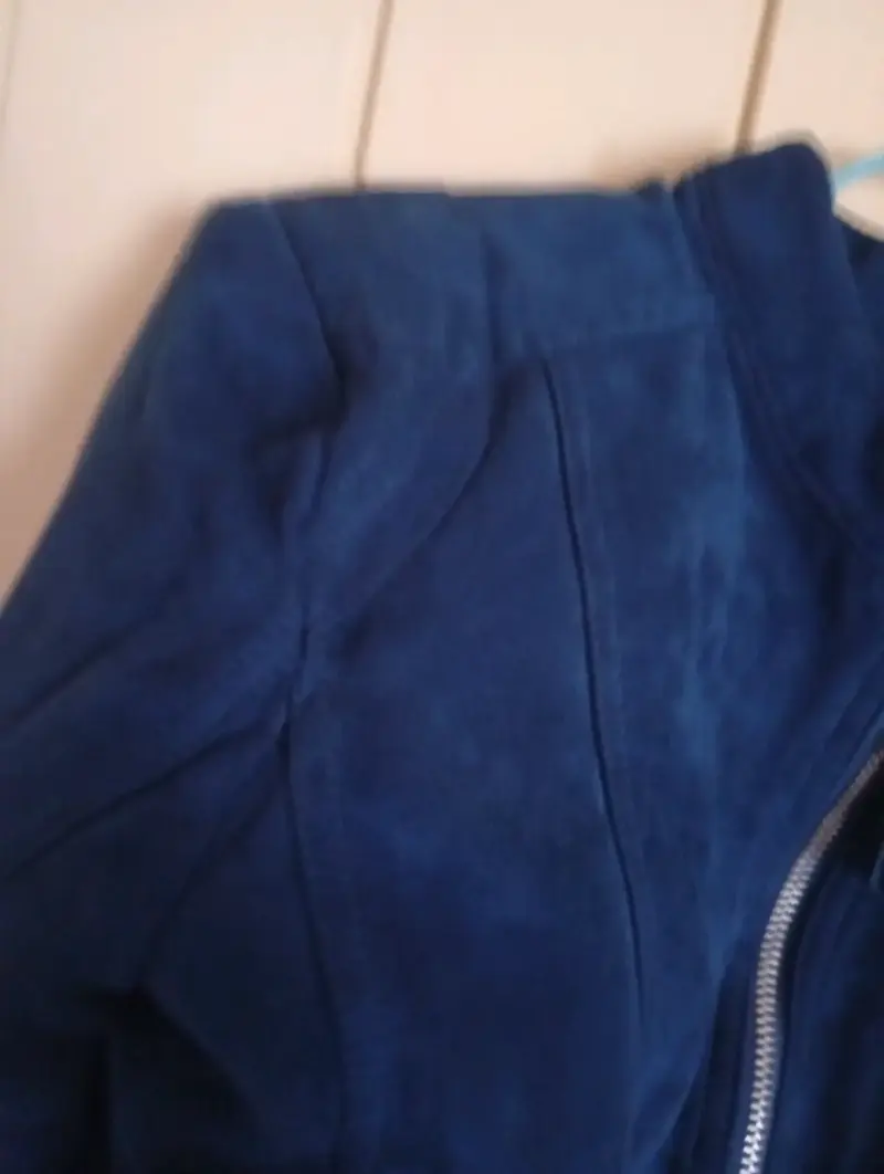Chaqueta Amisu de gamuza azul seminueva - 2