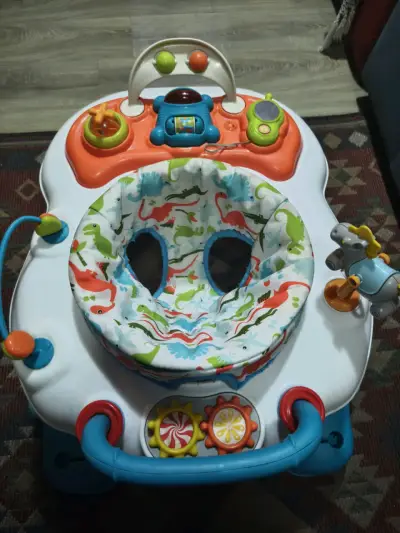 Andador de bebé con juguetes interactivos 5 en uno - miniatura 4