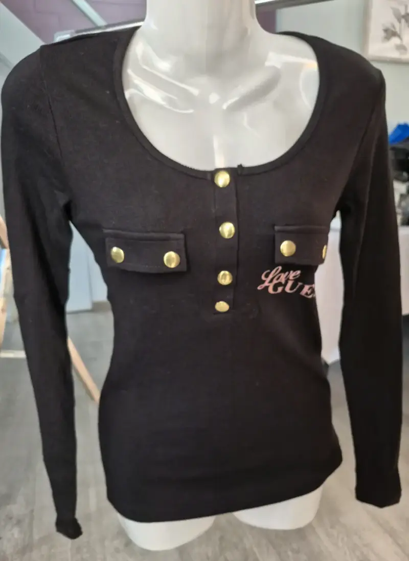 Polera negra Guess con botones dorados