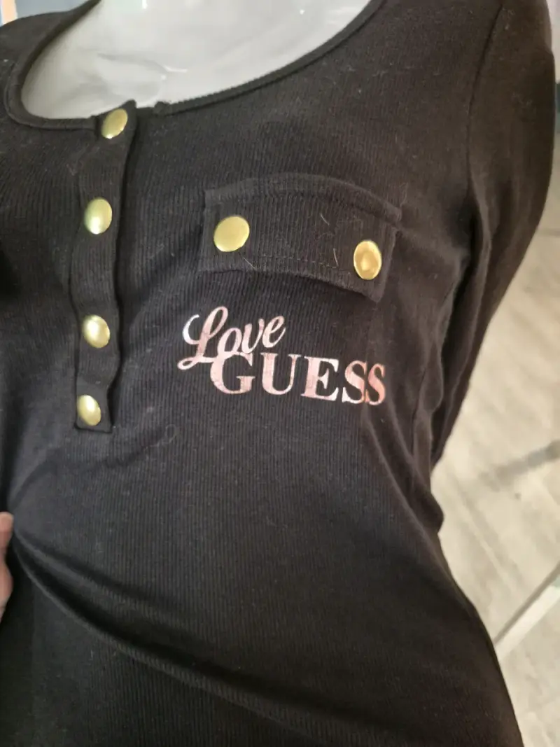 Polera negra Guess con botones dorados - 2