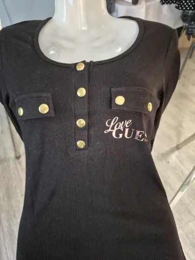 Polera negra Guess con botones dorados - miniatura 3