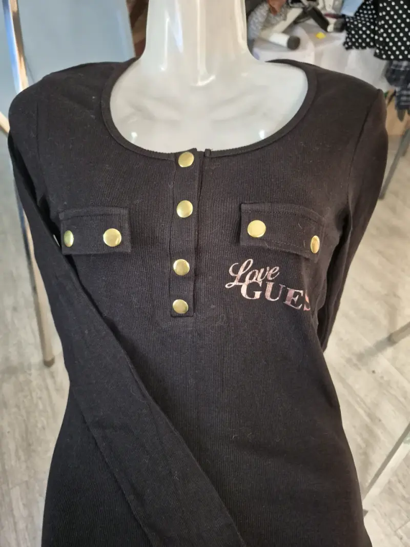 Polera negra Guess con botones dorados - 4