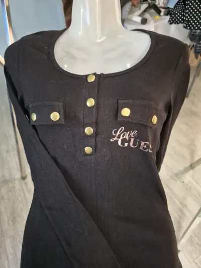 Polera negra Guess con botones dorados - miniatura 4