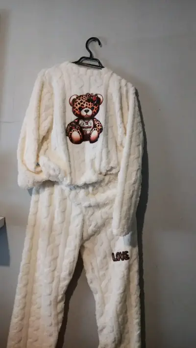 Pijama de felpa con diseño de oso - miniatura 1