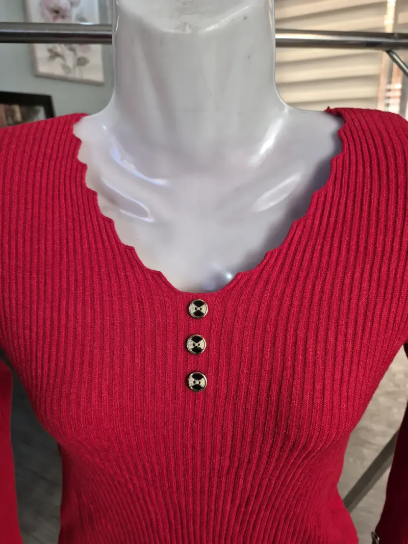 Suéter rojo de punto con botones decorativos