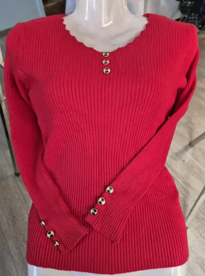 Suéter rojo de punto con botones decorativos - miniatura 2