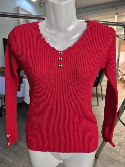 Suéter rojo de punto con botones decorativos - miniatura 3