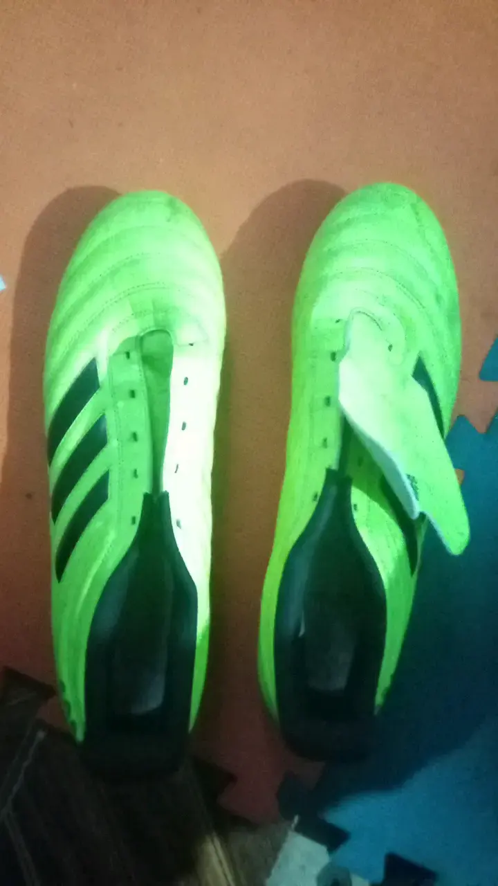 Botines de fútbol Adidas verdes talla 45 - 1