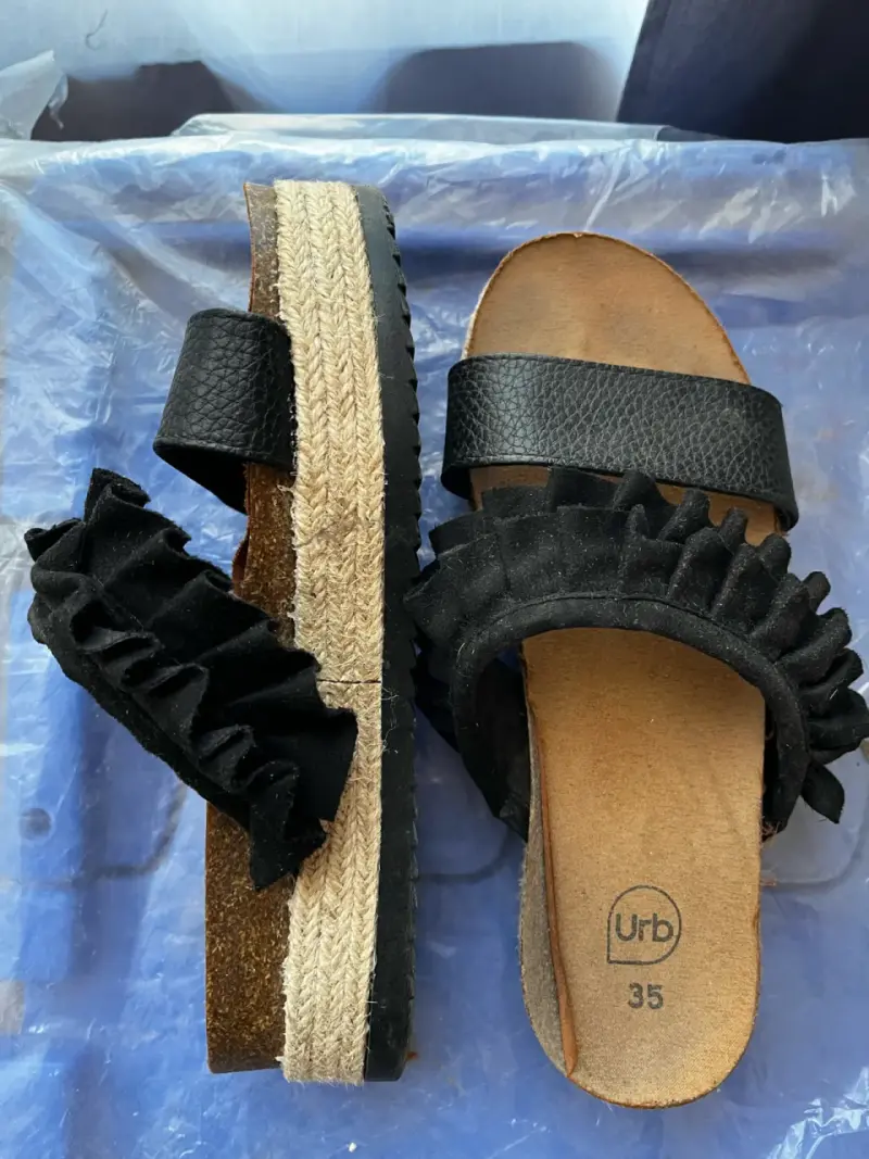 Sandalias negras con plataforma de yute