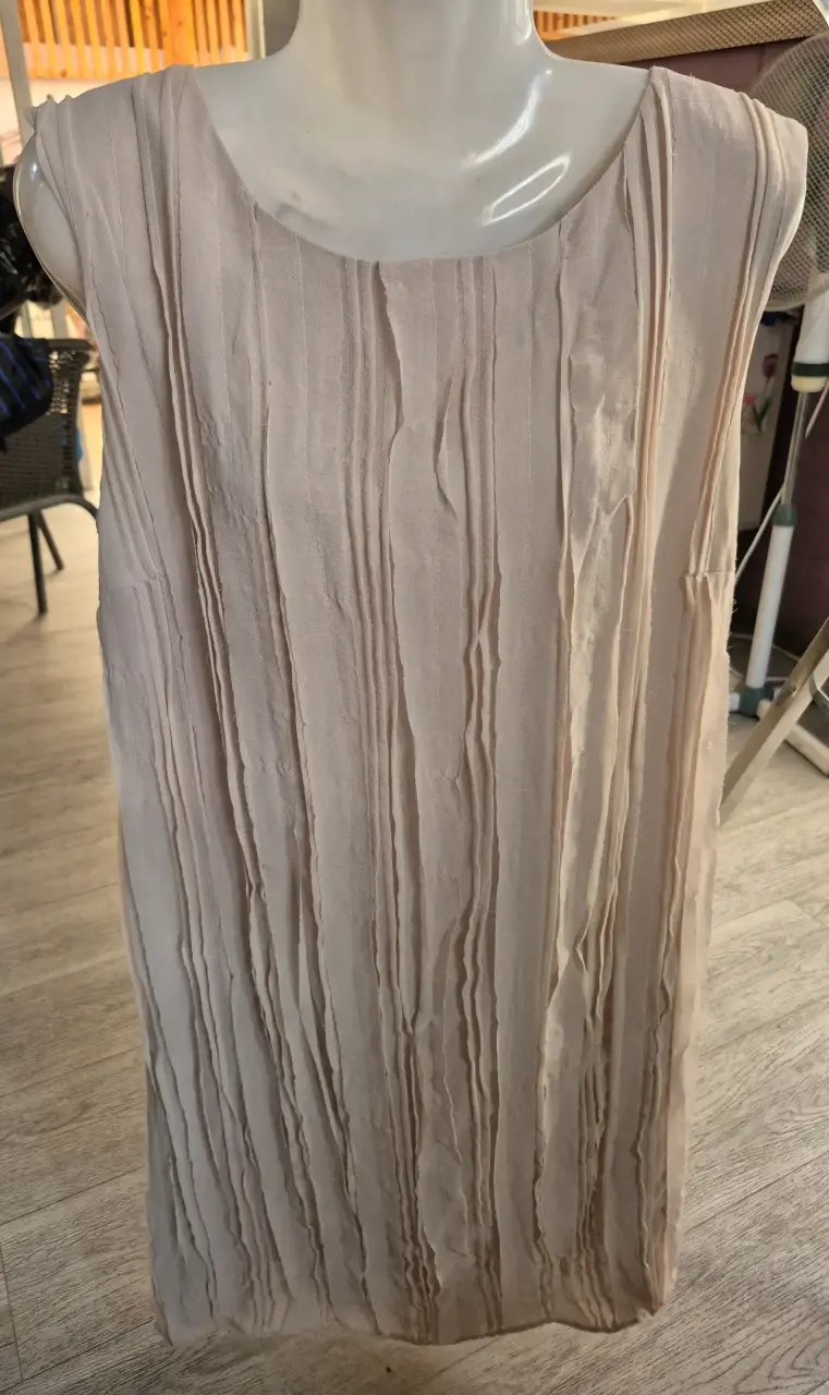 Vestido beige plisado elegante