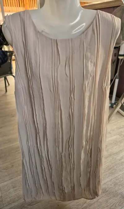 Vestido beige plisado elegante - miniatura 1