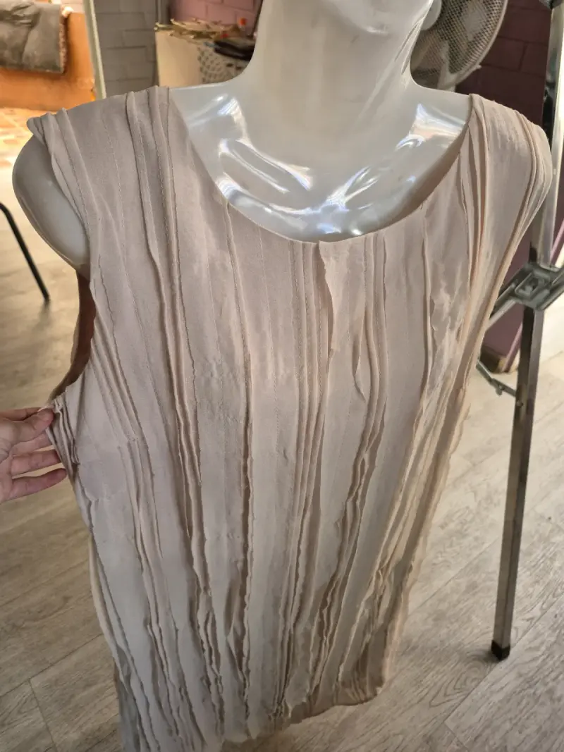 Vestido beige plisado elegante - 2