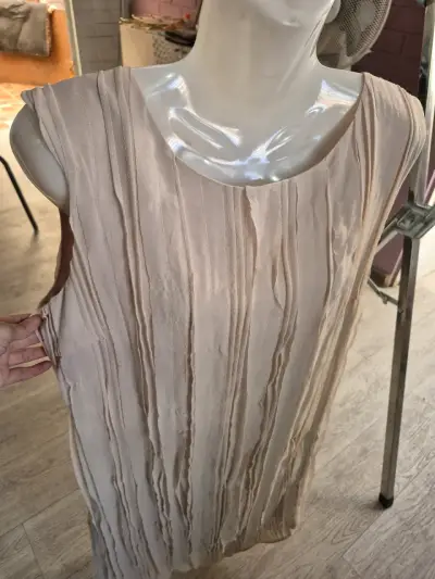 Vestido beige plisado elegante - miniatura 2