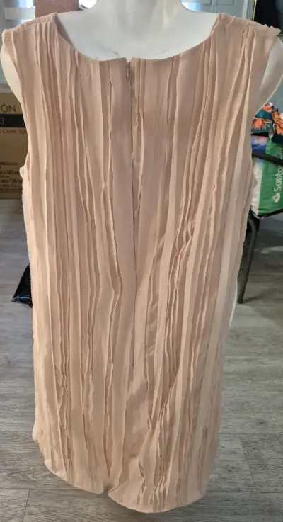 Vestido beige plisado elegante - miniatura 3