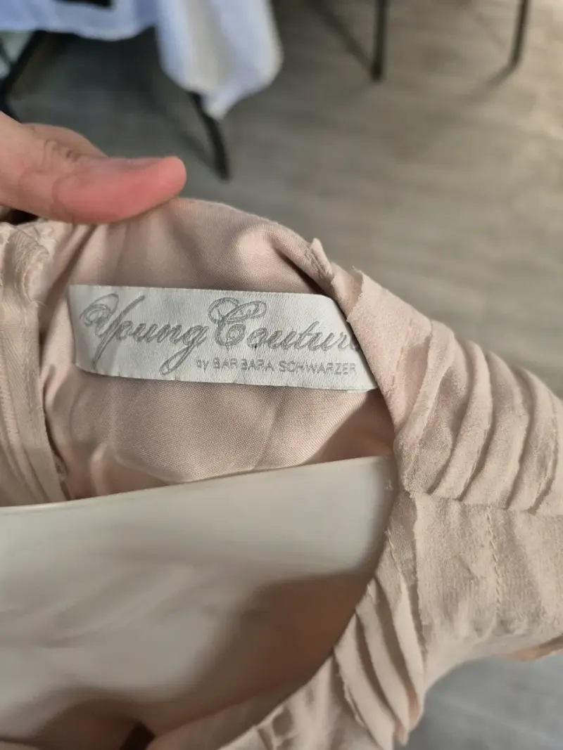 Vestido beige plisado elegante - 4