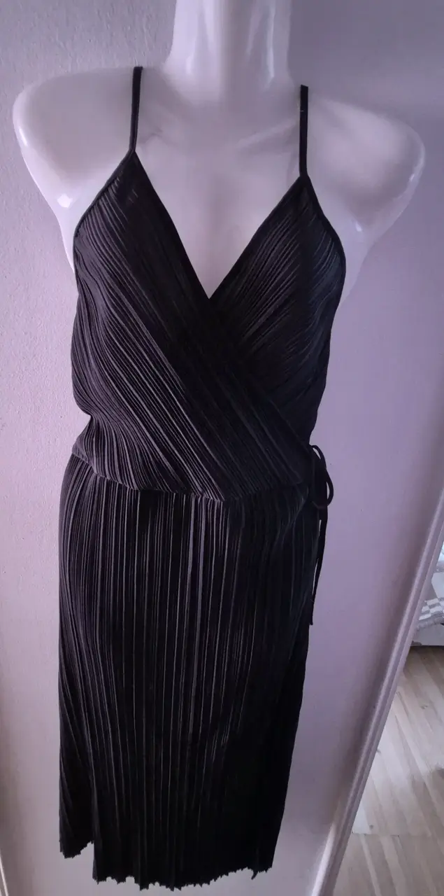 Vestido negro plisado con tirantes