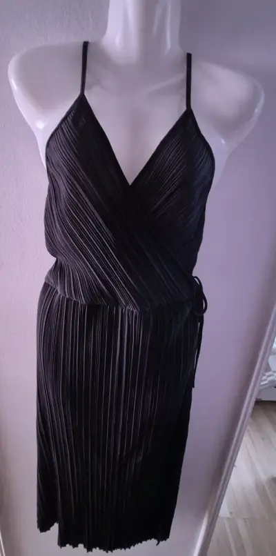 Vestido negro plisado con tirantes - miniatura 1