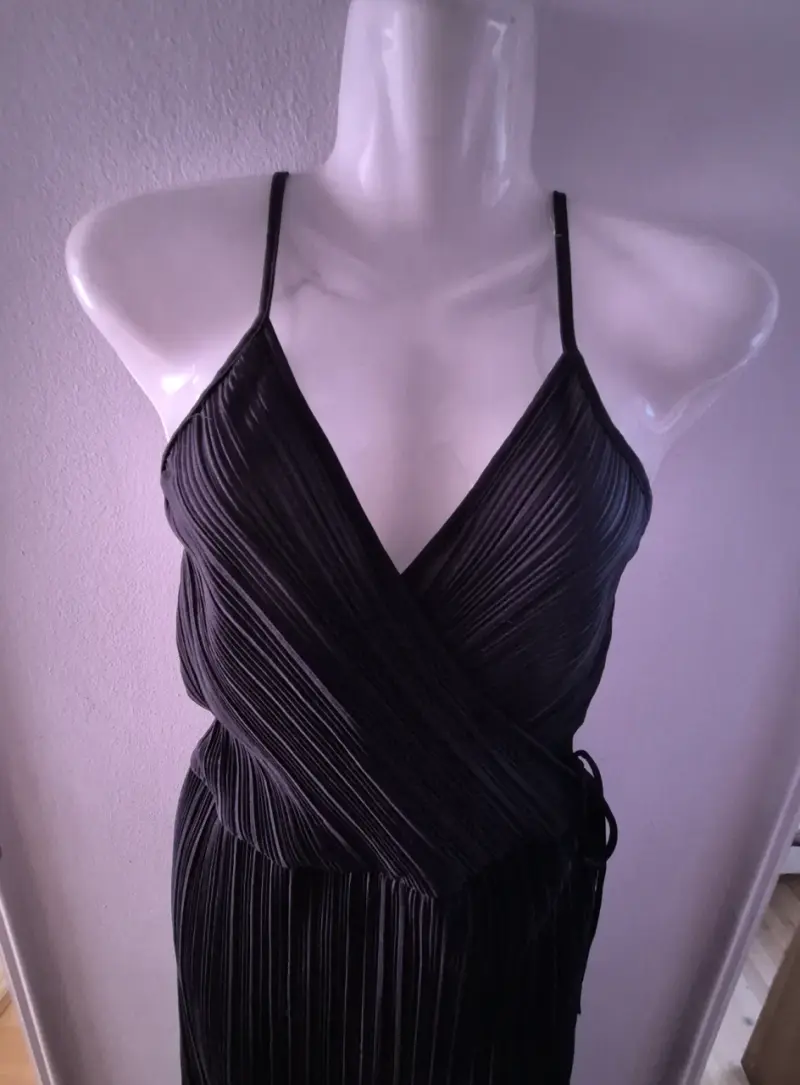 Vestido negro plisado con tirantes - 2