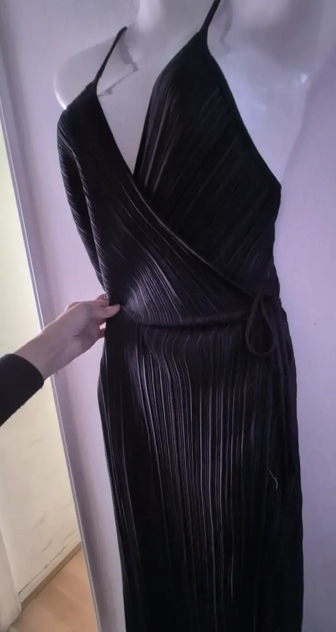 Vestido negro plisado con tirantes - 3