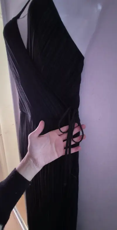 Vestido negro plisado con tirantes - miniatura 4
