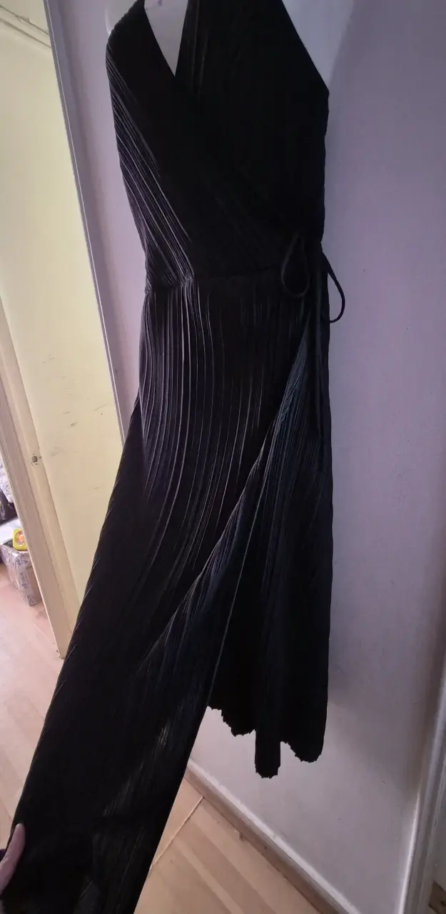 Vestido negro plisado con tirantes - 5