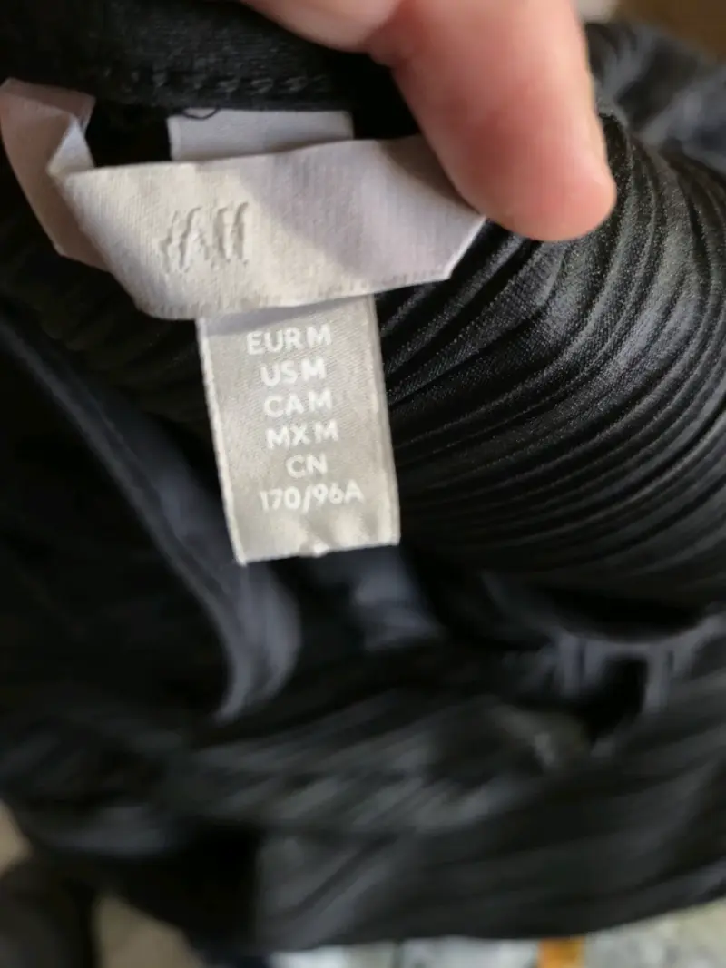 Vestido negro plisado con tirantes - 6