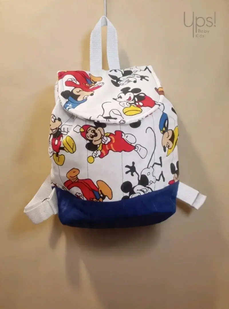 Mochila infantil con diseño de personajes animados