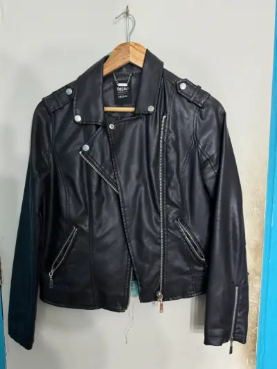 Chaqueta de cuero sintético negra para mujer - miniatura 1
