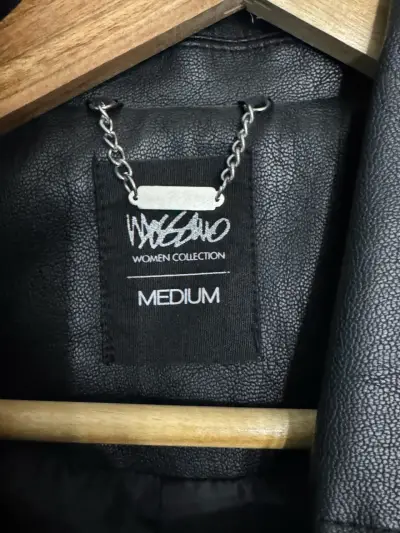 Chaqueta de cuero sintético negra para mujer - miniatura 2