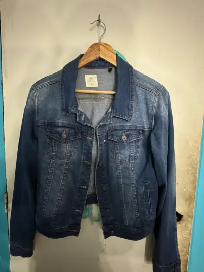 Chaqueta de mezclilla azul para mujer - miniatura 1
