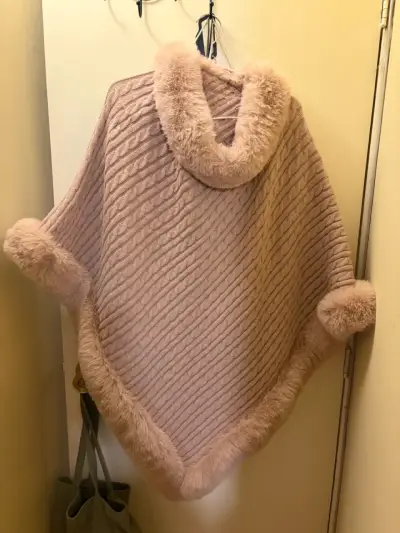 Poncho  con cuello de piel sintética - miniatura 1