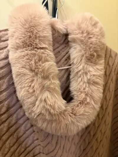 Poncho  con cuello de piel sintética - miniatura 2