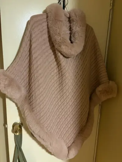 Poncho  con cuello de piel sintética - miniatura 3