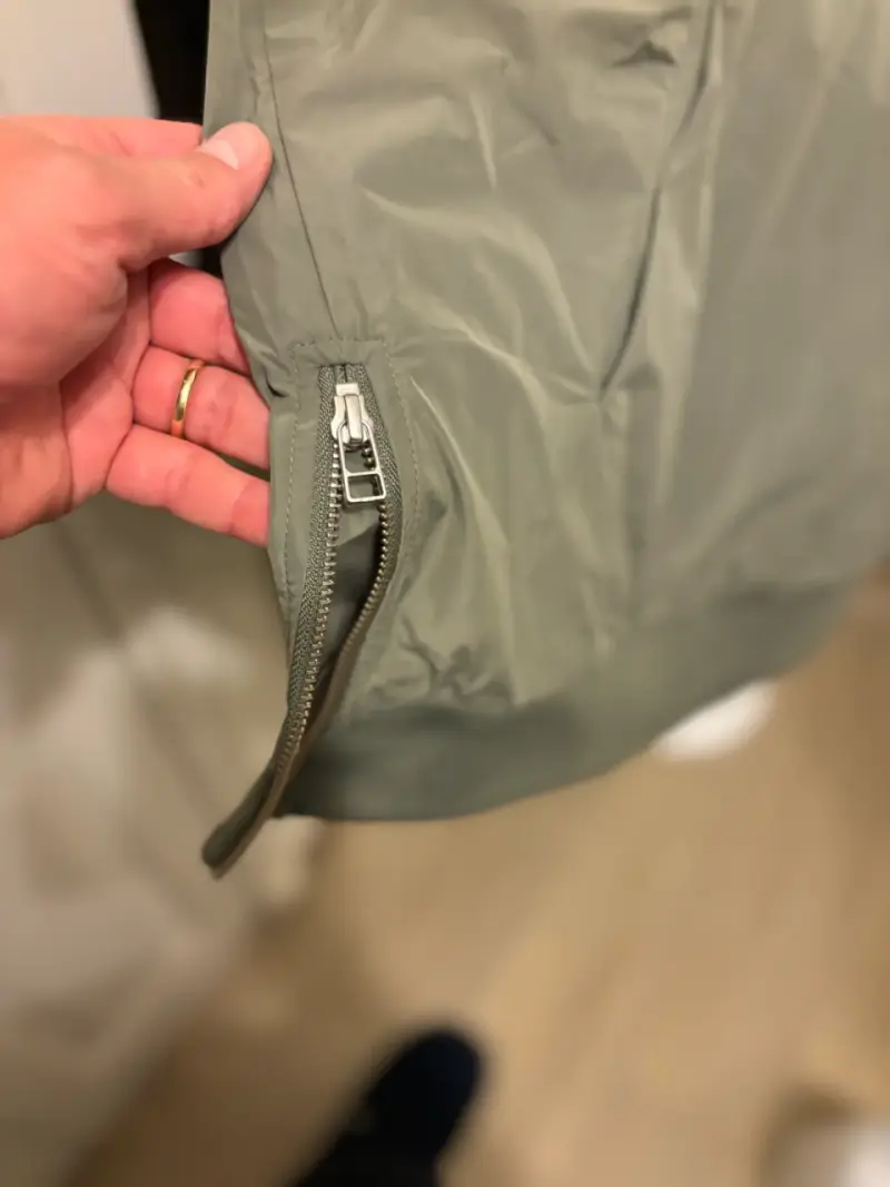 Cortaviento impermeable verde con capucha - 2