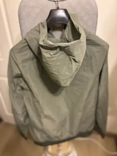 Cortaviento impermeable verde con capucha - miniatura 3
