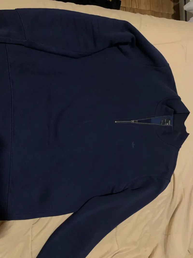 Polerón azul marino con cierre medio