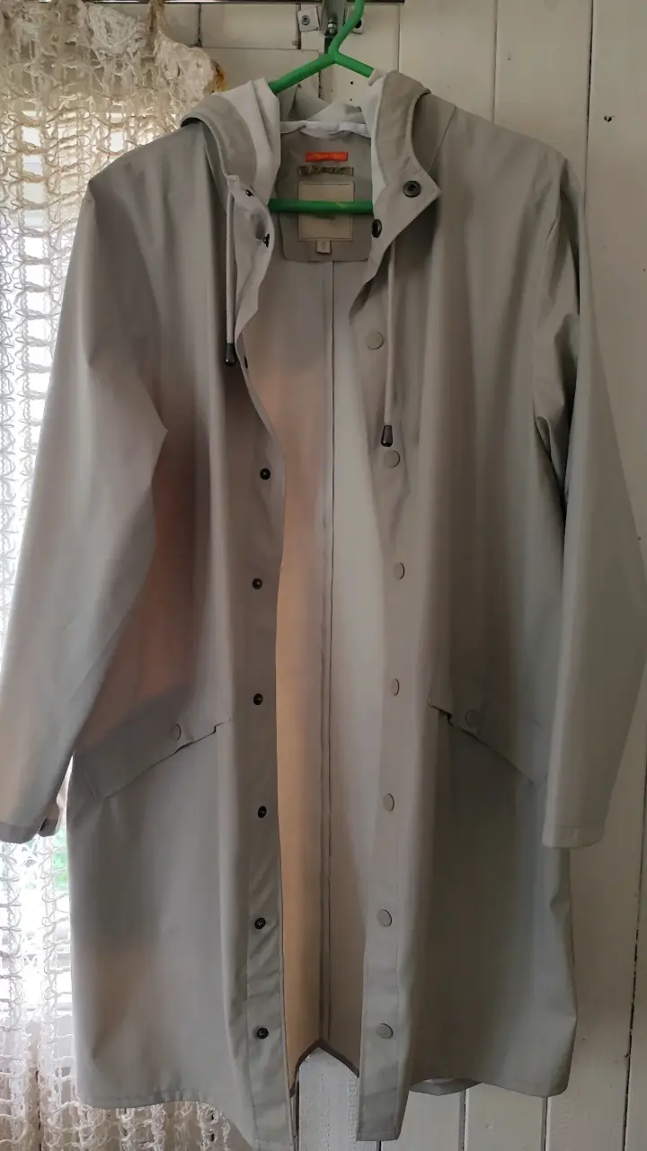Abrigo impermeable beige con capucha - 1