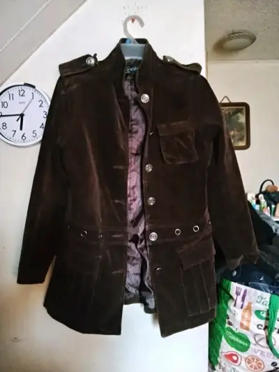 Chaqueta de terciopelo marrón con botones decorativos - miniatura 1