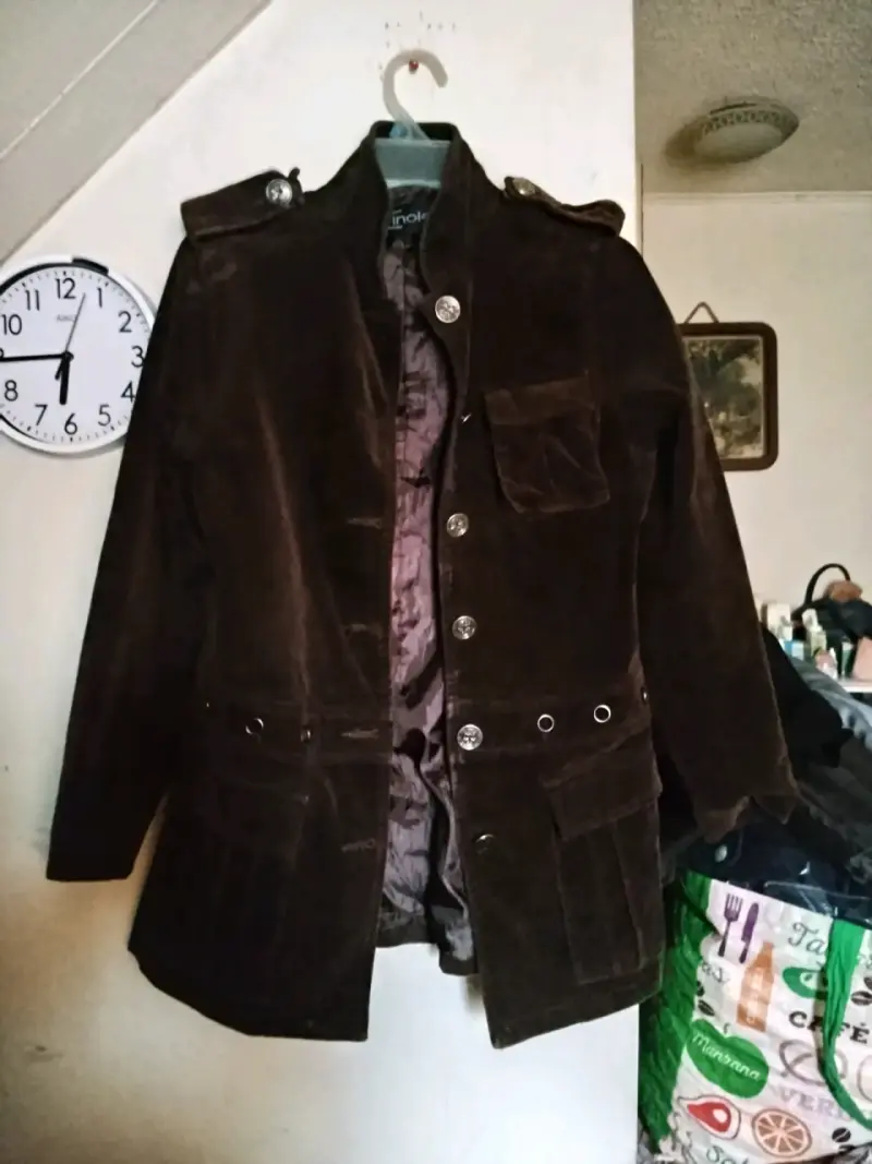 Chaqueta de terciopelo marrón con botones decorativos - 2