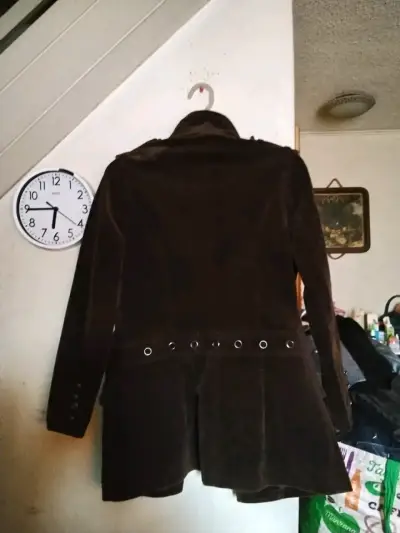 Chaqueta de terciopelo marrón con botones decorativos - miniatura 3
