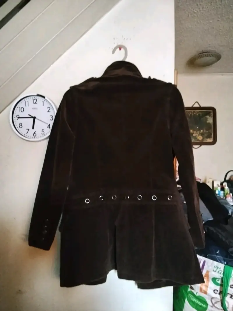 Chaqueta de terciopelo marrón con botones decorativos - 4
