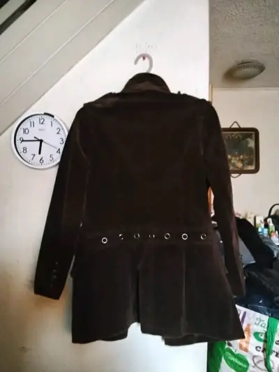 Chaqueta de terciopelo marrón con botones decorativos - miniatura 4